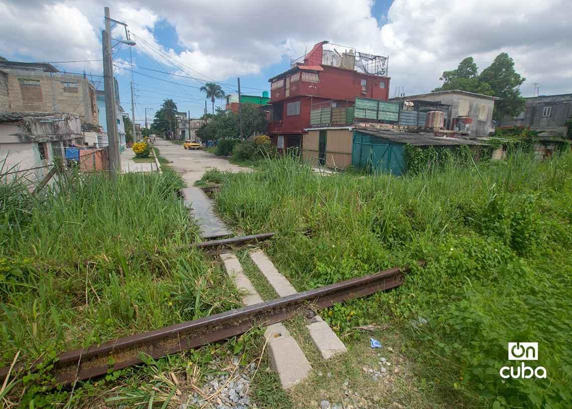 Antigua línea de tren que sirve de frontera al reparto Sevillano, en La Habana. Foto: Otmaro Rodríguez.