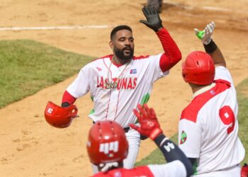 Los Leñadores de Las Tunas, vigentes campeones de Cuba, comenzaron con triunfo en la 64 Serie Nacional de Béisbol. Foto: Calixto N. Llanes / JIT Deporte Cubano.
