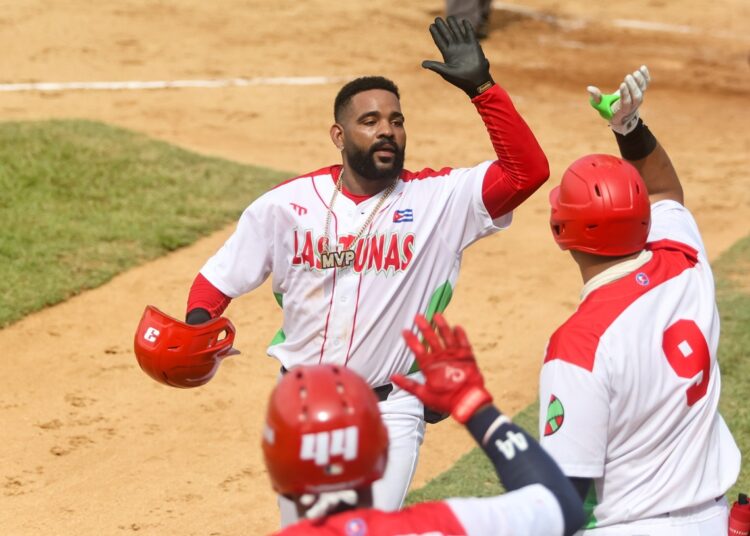 Los Leñadores de Las Tunas, vigentes campeones de Cuba, comenzaron con triunfo en la 64 Serie Nacional de Béisbol. Foto: Calixto N. Llanes / JIT Deporte Cubano.