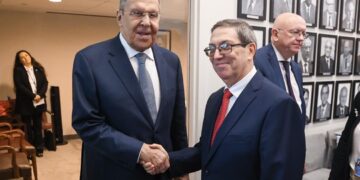 Los cancilleres de Cuba y Rusia, Bruno Rodríguez (d) y Serguéi Lavrov, se saludan durante un encuentro en Nueva York, el 24 de septiembre de 2025. Foto: Tomada del perfil en X del Ministerio de Relaciones Exteriores de Rusia.