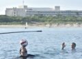 Johen Lefont establece una nueva marca mundial en dominio del balón en el agua, en el balneario de Varadero, el 14 de septiembre de 2025. Foto: Abel Rojas Barallobre / Prensa Latina.
