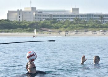 Johen Lefont establece una nueva marca mundial en dominio del balón en el agua, en el balneario de Varadero, el 14 de septiembre de 2025. Foto: Abel Rojas Barallobre / Prensa Latina.