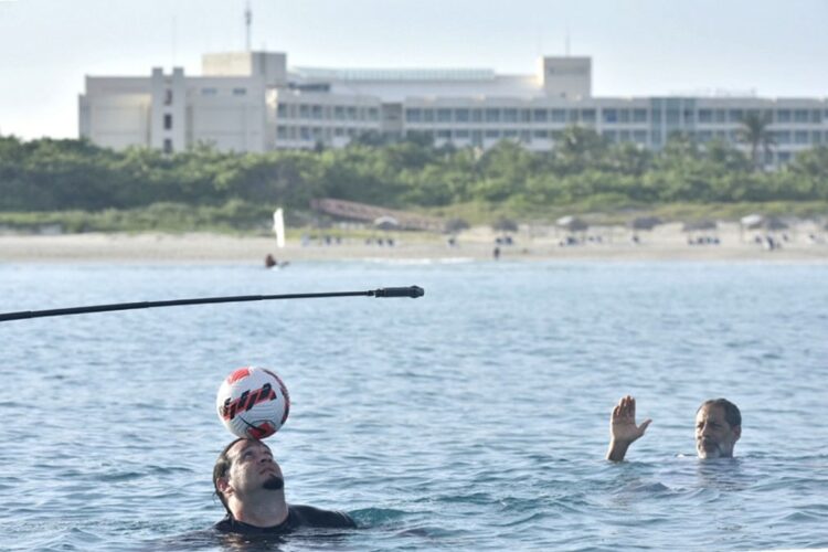 Johen Lefont establece una nueva marca mundial en dominio del balón en el agua, en el balneario de Varadero, el 14 de septiembre de 2025. Foto: Abel Rojas Barallobre / Prensa Latina.