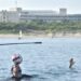 Johen Lefont establece una nueva marca mundial en dominio del balón en el agua, en el balneario de Varadero, el 14 de septiembre de 2025. Foto: Abel Rojas Barallobre / Prensa Latina.