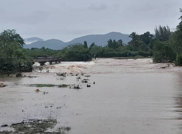 La ciudad de Santiago recibió 250 milímetros de lluvia durante 24 horas.  Foto: Corresponsalía de Prensa Santiago de Cuba