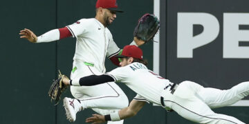 Lourdes Gurriel Jr. trató de esquivar a Blaze Alexander y se lesionó la rodilla. Foto: Captura de video / MLB.