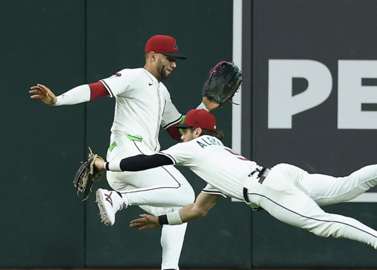 Lourdes Gurriel Jr. trató de esquivar a Blaze Alexander y se lesionó la rodilla. Foto: Captura de video / MLB.