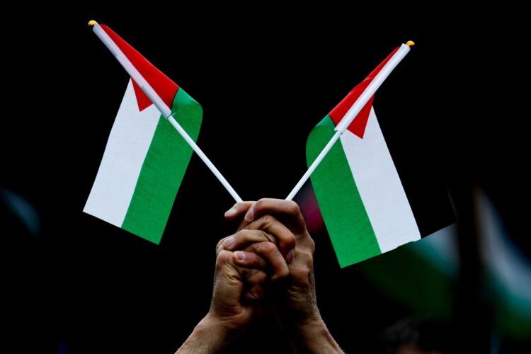 Manos con banderas palestinas durante una manifestación. Foto: FILIP SINGER/EFE/EPA.