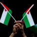 Manos con banderas palestinas durante una manifestación. Foto: FILIP SINGER/EFE/EPA.