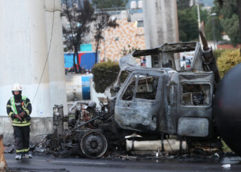 Vehículo incinerado luego de la explosión del camión de gas, en Ciudad de México. Foto: Mario Guzmán/EFE.