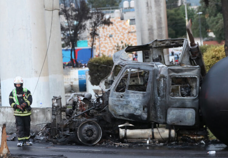 Vehículo incinerado luego de la explosión del camión de gas, en Ciudad de México. Foto: Mario Guzmán/EFE.