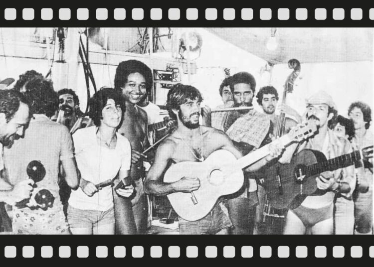 De izquierda a derecha, Jorge Arrans con maracas, Julio Cesar Varcárcel, Mayra Ibarra, José Luis Morales percusionista de Distensión, Pepe Ordás, Manolo Pérez, flautista de Distensión, Gastón Joya Sr., Rafael de la Torre, Olguita Rufins y Angel Quintero. Foto: Archivo del autor.