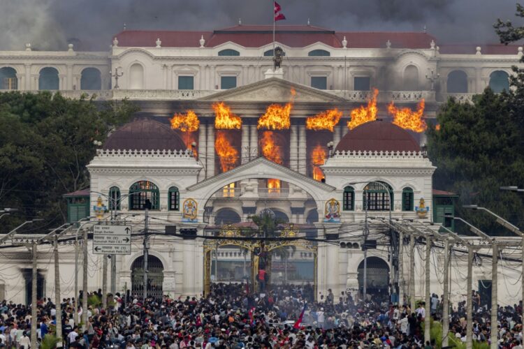 Fuego y humo se elevan desde el Palacio Singha Durbar, sede del gobierno y el parlamento, después de que manifestantes irrumpieran en las instalaciones durante violentas manifestaciones en Katmandú, Nepal, este 9 de septiembre. Foto: NARENDRA SHRESTHA/EFE/EPA