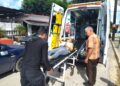 Traslado de una paciente afectada por una intoxicación alimentaria en un tren, que obligó a una parada de emergencia en Jicotea, Villa Clara, el 18 de septiembre de 2025. Foto: Henry Omar Pérez / ACN / Tomada del perfil de Facebook Soy Villa Clara.