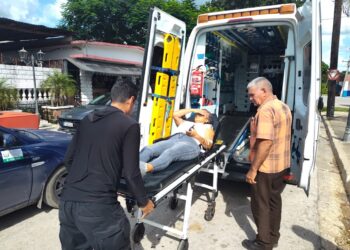 Traslado de una paciente afectada por una intoxicación alimentaria en un tren, que obligó a una parada de emergencia en Jicotea, Villa Clara, el 18 de septiembre de 2025. Foto: Henry Omar Pérez / ACN / Tomada del perfil de Facebook Soy Villa Clara.