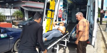 Traslado de una paciente afectada por una intoxicación alimentaria en un tren, que obligó a una parada de emergencia en Jicotea, Villa Clara, el 18 de septiembre de 2025. Foto: Henry Omar Pérez / ACN / Tomada del perfil de Facebook Soy Villa Clara.
