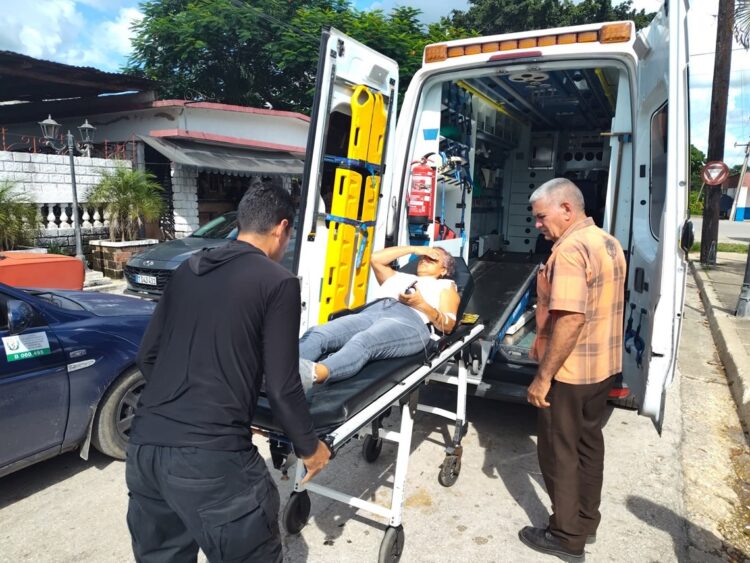 Traslado de una paciente afectada por una intoxicación alimentaria en un tren, que obligó a una parada de emergencia en Jicotea, Villa Clara, el 18 de septiembre de 2025. Foto: Henry Omar Pérez / ACN / Tomada del perfil de Facebook Soy Villa Clara.
