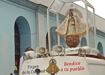 Detalle de la imagen de la Virgen en su peregrinación por el Cobre, este domingo. Foto: Arzobispado de Santiago de Cuba