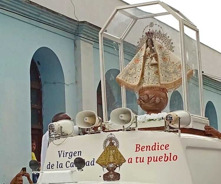 Detalle de la imagen de la Virgen en su peregrinación por el Cobre, este domingo. Foto: Arzobispado de Santiago de Cuba