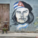 Un hombre descansa cerca de una pintura del Che Guevara en La Habana. Foto: Ernesto Mastrascusa / EFE.
