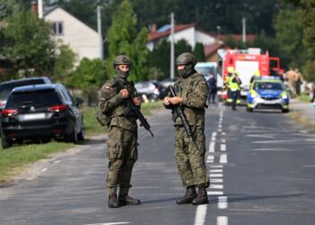 Efectivos del Ejército de Polonia y de los servicios de emergencia, en el lugar en que un dron ruso dañó el techo de un edificio residencial de una localidad del este del país, el 10 de septiembre de 2025. Foto: Wojtek Jargilo / EFE / EPA.