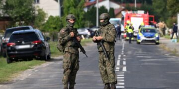 Efectivos del Ejército de Polonia y de los servicios de emergencia, en el lugar en que un dron ruso dañó el techo de un edificio residencial de una localidad del este del país, el 10 de septiembre de 2025. Foto: Wojtek Jargilo / EFE / EPA.