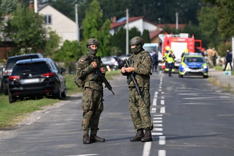 Efectivos del Ejército de Polonia y de los servicios de emergencia, en el lugar en que un dron ruso dañó el techo de un edificio residencial de una localidad del este del país, el 10 de septiembre de 2025. Foto: Wojtek Jargilo / EFE / EPA.