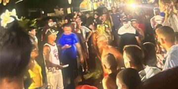 Intercambio entre pobladores y autoridades de Gibara, tras una protesta contra los apagones. Foto: Tomada del perfil de Facebook de Gibaravisión.