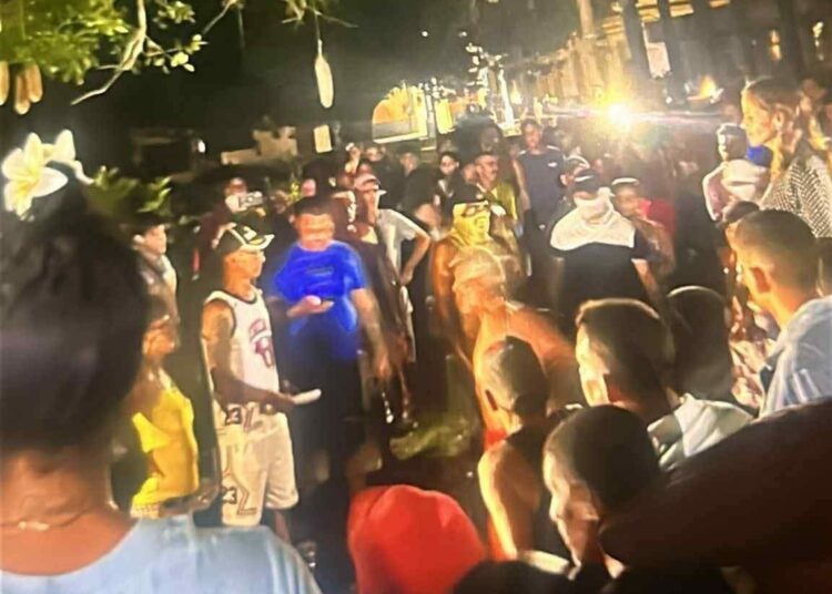 Intercambio entre pobladores y autoridades de Gibara, tras una protesta contra los apagones. Foto: Tomada del perfil de Facebook de Gibaravisión.