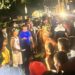 Intercambio entre pobladores y autoridades de Gibara, tras una protesta contra los apagones. Foto: Tomada del perfil de Facebook de Gibaravisión.