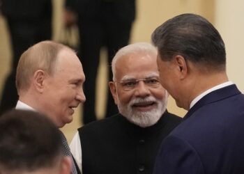 El primer ministro indio Narendra Modi, el presidente ruso Vladimir Putin y el presidente chino Xi Jinping conversan antes de la Cumbre de la Organización de Cooperación de Shanghái (OCS) 2025 en el Centro de Convenciones y Exposiciones Meijiang en Tianjin, China, el 01 de septiembre de 2025. Foto: EFE/EPA/SUO TAKEKUMA / POOL.