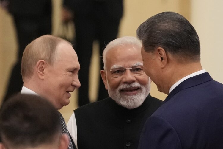 El primer ministro indio Narendra Modi, el presidente ruso Vladimir Putin y el presidente chino Xi Jinping conversan antes de la Cumbre de la Organización de Cooperación de Shanghái (OCS) 2025 en el Centro de Convenciones y Exposiciones Meijiang en Tianjin, China, el 01 de septiembre de 2025. Foto: EFE/EPA/SUO TAKEKUMA / POOL.