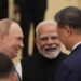 El primer ministro indio Narendra Modi, el presidente ruso Vladimir Putin y el presidente chino Xi Jinping conversan antes de la Cumbre de la Organización de Cooperación de Shanghái (OCS) 2025 en el Centro de Convenciones y Exposiciones Meijiang en Tianjin, China, el 01 de septiembre de 2025. Foto: EFE/EPA/SUO TAKEKUMA / POOL.