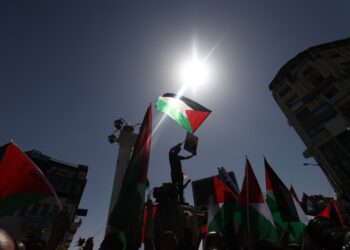 Manifestantes palestinos ondean banderas mientras se reúnen en Ramala, Cisjordania, para celebrar y apoyar los esfuerzos de los países occidentales por reconocer el Estado Palestino, este martes. Foto: EFE/ Alaa Badarneh.