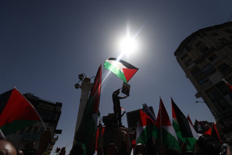 Manifestantes palestinos ondean banderas mientras se reúnen en Ramala, Cisjordania, para celebrar y apoyar los esfuerzos de los países occidentales por reconocer el Estado Palestino, este martes. Foto: EFE/ Alaa Badarneh.