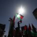Manifestantes palestinos ondean banderas mientras se reúnen en Ramala, Cisjordania, para celebrar y apoyar los esfuerzos de los países occidentales por reconocer el Estado Palestino, este martes. Foto: EFE/ Alaa Badarneh.