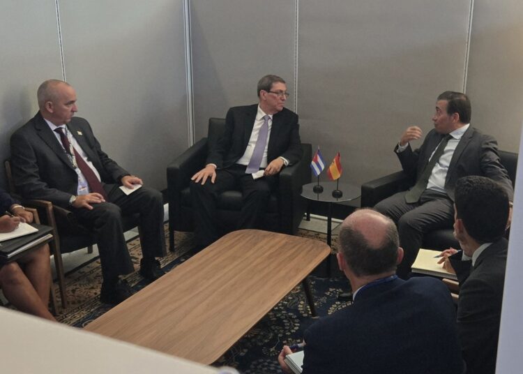Los cancilleres Bruno Rodríguez, de Cuba, José Manuel Albares, de España, junto a miembros de sus respectivas delegaciones, conversan en el contexto de las sesiones de la Asamblea General de Naciones Unidas, en Nueva York, el 23 de septiembre de 2025. Foto: Tomada del perfil en X de Bruno Rodríguez.