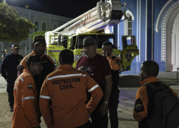Integrantes de Protección Civil y Bomberos asisten a la iglesia Santa Bárbara, en Maracaibo, Venezuela, afectada por una serie de sismos desde la tarde del 24 de septiembre de 2025. Foto: Henry Chirinos / EFE.