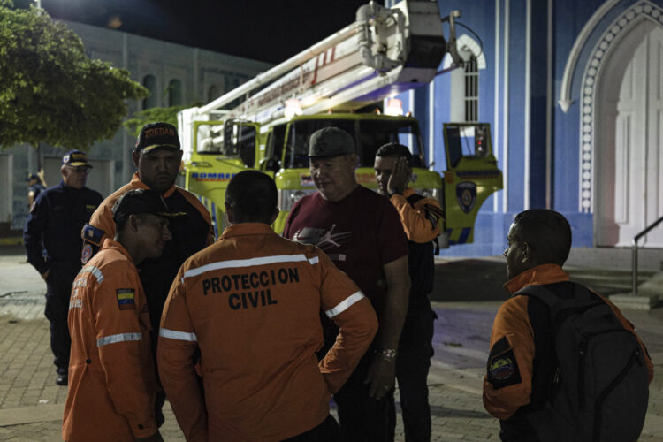 Integrantes de Protección Civil y Bomberos asisten a la iglesia Santa Bárbara, en Maracaibo, Venezuela, afectada por una serie de sismos desde la tarde del 24 de septiembre de 2025. Foto: Henry Chirinos / EFE.