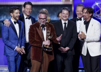 El actor, guionista y director Seth Rogan junto al resto del equipo de la serie "The Studio", reciben el premio a la mejor serie de comedia por en la 77.a ceremonia anual de los premios Emmy celebrada en el Peacock Theater en Los Ángeles, California, EE.UU., el 14 de septiembre de 2025. Foto: Allison Dinner / EFE / EPA.