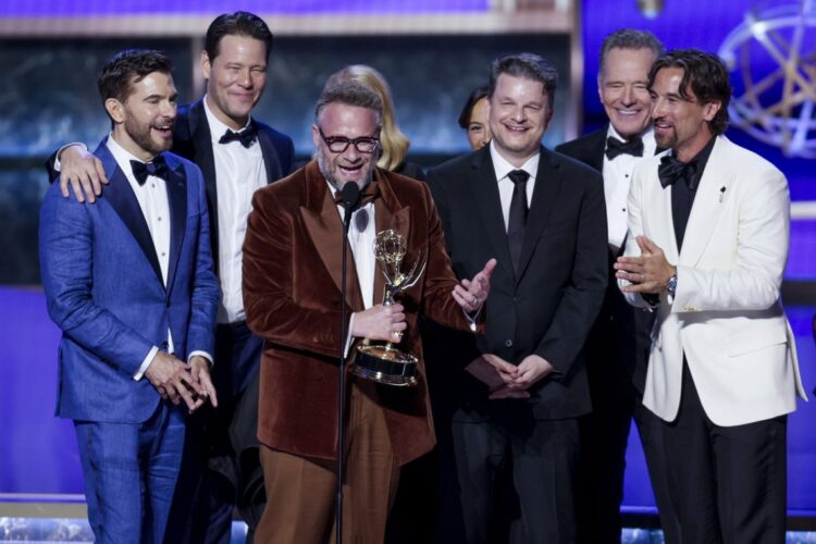 El actor, guionista y director Seth Rogan junto al resto del equipo de la serie "The Studio", reciben el premio a la mejor serie de comedia por en la 77.a ceremonia anual de los premios Emmy celebrada en el Peacock Theater en Los Ángeles, California, EE.UU., el 14 de septiembre de 2025. Foto: Allison Dinner / EFE / EPA.