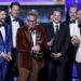 El actor, guionista y director Seth Rogan junto al resto del equipo de la serie "The Studio", reciben el premio a la mejor serie de comedia por en la 77.a ceremonia anual de los premios Emmy celebrada en el Peacock Theater en Los Ángeles, California, EE.UU., el 14 de septiembre de 2025. Foto: Allison Dinner / EFE / EPA.