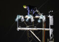 Un trabajador labora en un poste de energía eléctrica durante un apagón en La Habana. Foto: Ernesto Mastrascusa / EFE.