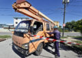 Trabajadores de la Unión Eléctrica Nacional (UNE) durante labores de reparación en La Habana. Foto: Ernesto Mastrascusa / EFE.