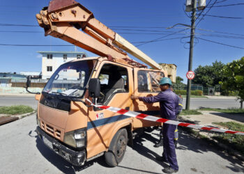 Trabajadores de la Unión Eléctrica Nacional (UNE) durante labores de reparación en La Habana. Foto: Ernesto Mastrascusa / EFE.
