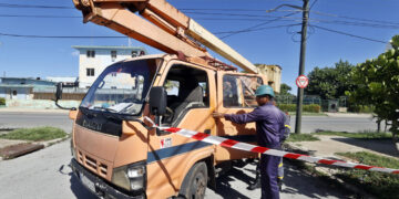 Trabajadores de la Unión Eléctrica Nacional (UNE) durante labores de reparación en La Habana. Foto: Ernesto Mastrascusa / EFE.