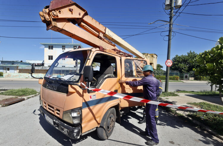 Trabajadores de la Unión Eléctrica Nacional (UNE) durante labores de reparación en La Habana. Foto: Ernesto Mastrascusa / EFE.