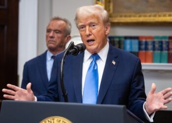 El presidente Donald Trump habla en la Sala Roosevelt de la Casa Blanca, en Washington, Estados Unidos, el 22 de septiembre de 2025. Detrás, aparece el secretario de Salud, Robert F. Kennedy Jr.. Foto: Francis Chung / EFE / EPA / POOL.
