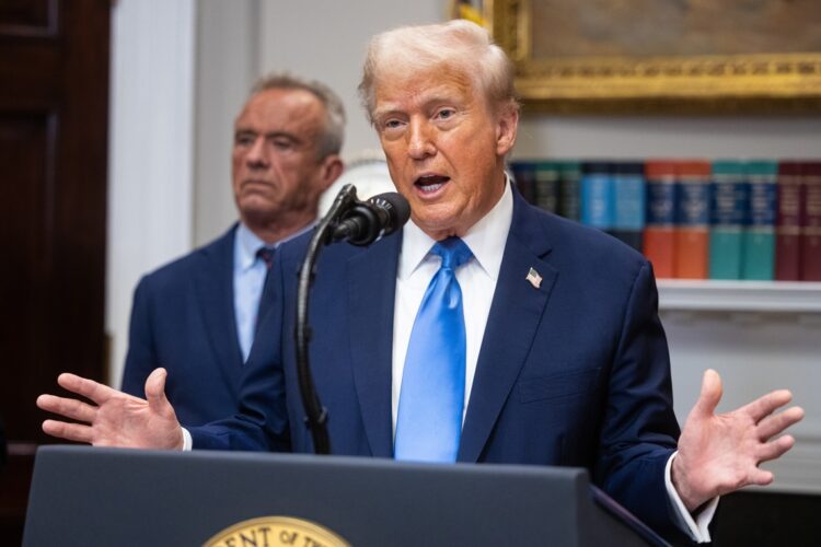 El presidente Donald Trump habla en la Sala Roosevelt de la Casa Blanca, en Washington, Estados Unidos, el 22 de septiembre de 2025. Detrás, aparece el secretario de Salud, Robert F. Kennedy Jr.. Foto: Francis Chung / EFE / EPA / POOL.