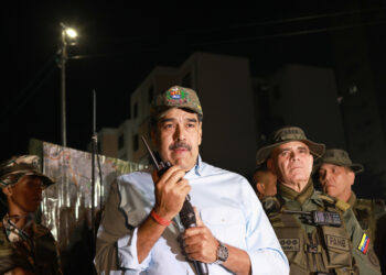 Maduro junto al ministro del Poder Popular para la Defensa, Vladimir Padrino López (d), durante la activación del 'Plan Independencia 200'. Foto: Jhonn Zerpa/ Prensa del Palacio de Miraflores/EFE.